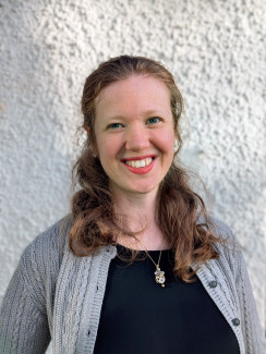 Ein Bild von Lea Dohrmann. Sie ist Vikarin der evangelischen Kirchengemeinde Miesbach