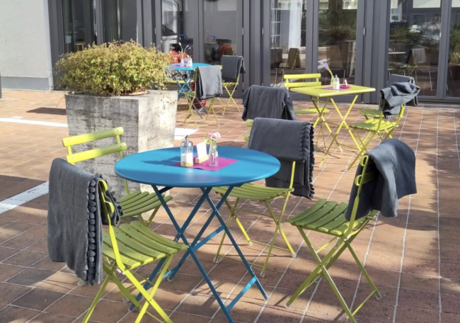 die terrasse vom café lila im sommer