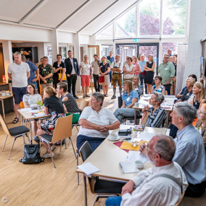 Große Gruppe von Menschen im den Bunten Haus Miesbach